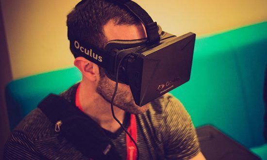 Парень в VR-очках